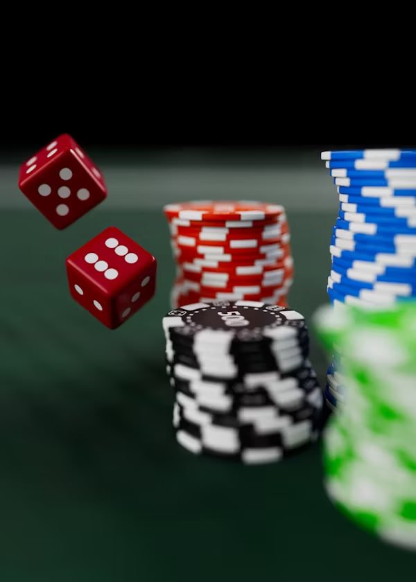 z93com အွန်လိုင်း ကတ်ဂိမ်းများ Poker ကတ်များ table ပေါ်တွင် ဖွင့်ပြနေသည်